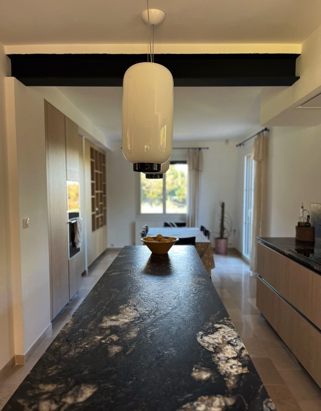 Rénovation intérieure cuisine et salon : comment créer un espace plus ouvert et chaleureux ?