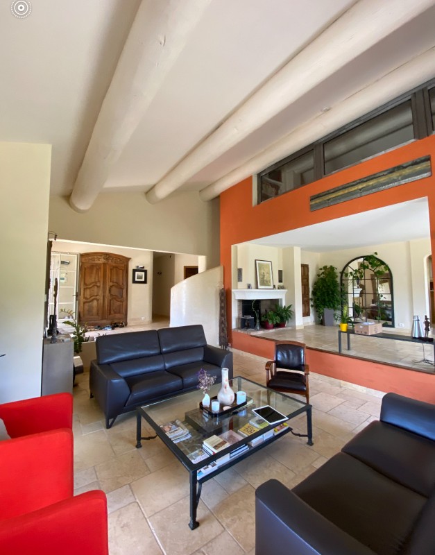 Rénovation et décoration d'une bastide contemporaine en Provence avec vue sur la Sainte Victoire.