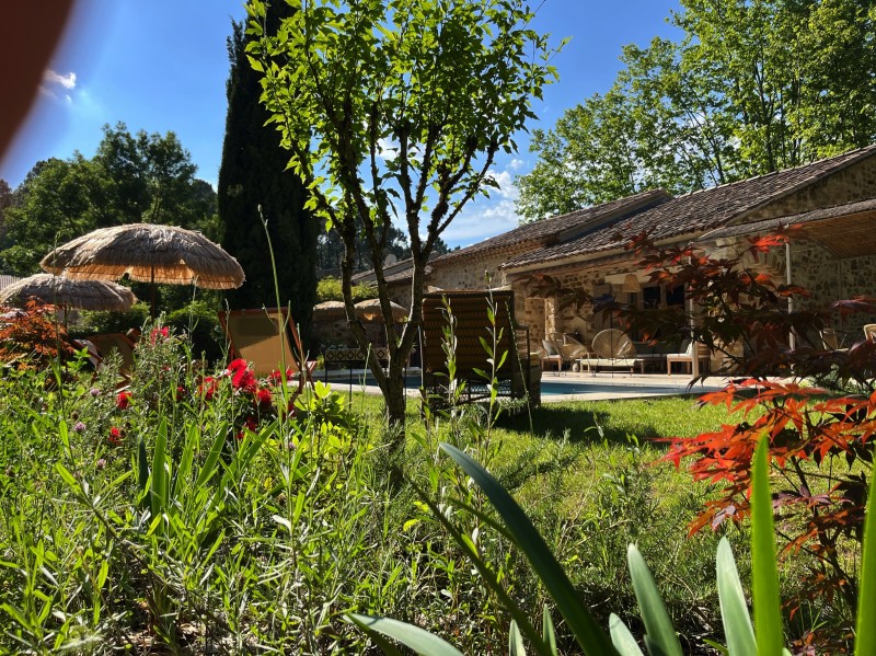Aménagement d’un jardin dans le Luberon en relation avec la foret environnante du Colorado provençal à Rustrel