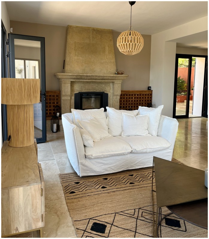 Décoration et rénovation intérieure aux couleurs douces et saturées pour cette maison dans le Sud de la France à Cornillon Confoux