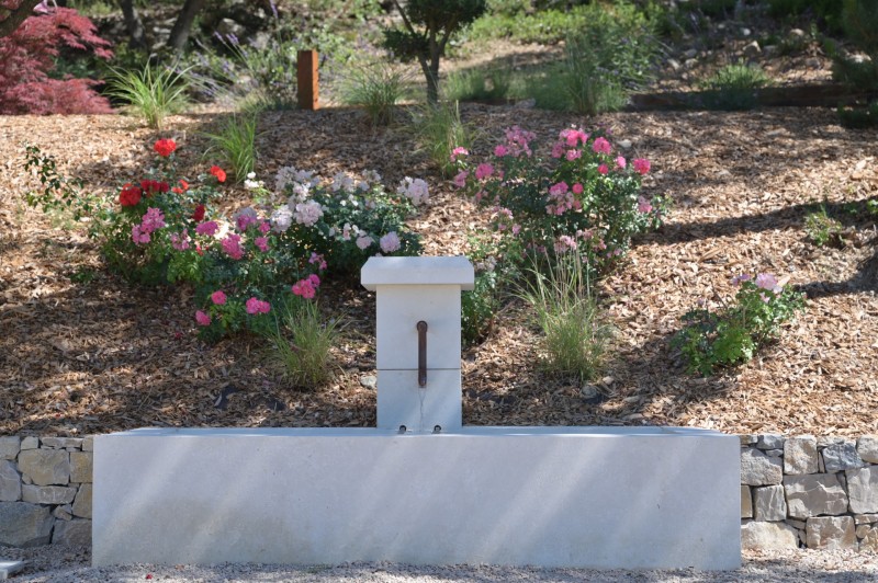 L' aménagement d'un jardin provençal aux formes courbes et rythmées inspiré des tableaux de Cézanne et de Picasso à Vauvenargues en pleine Provence