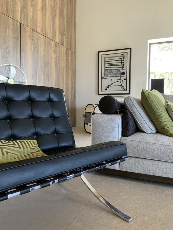 Bastide en pierre et murets en pierre typique de l'architecture provençale du luberon dans le Sud de la France à gordes