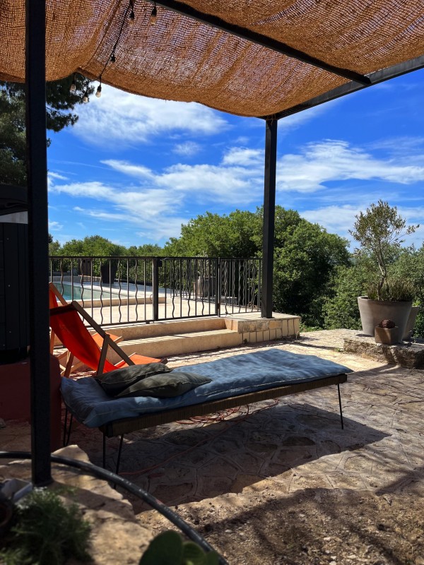 Une rénovation intérieure et extérieure pour cette maison dans le sud de la France située dans un petit village pittoresque de Provence