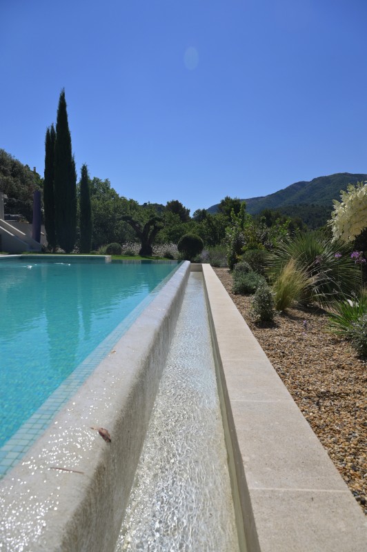 L' aménagement d'un jardin provençal aux formes courbes et rythmées inspiré des tableaux de Cézanne et de Picasso à Vauvenargues en pleine Provence