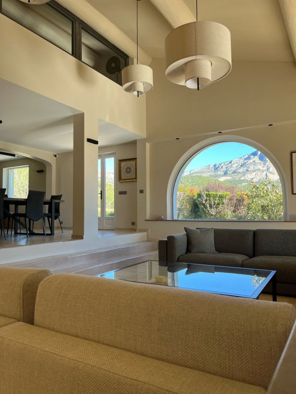 Rénovation et décoration d'une bastide contemporaine en Provence avec vue sur la Sainte Victoire.