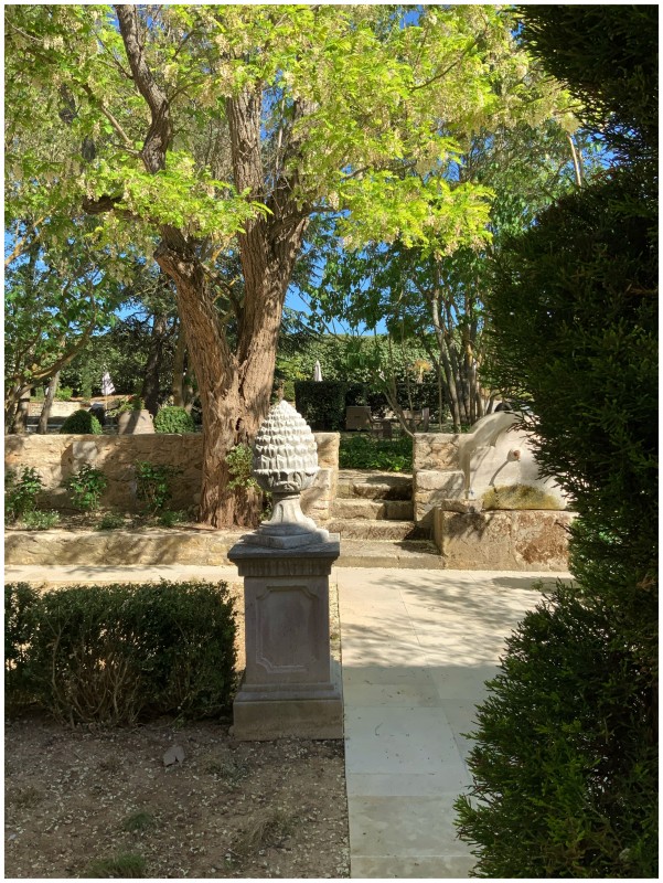 Rénovation et décoration intérieure de chambres d’hôtes et gîtes de luxe dans un domaine sublime géré par un chef étoilé Christophe Bacquié et son épouse Alexandra dans le Luberon à Bonnieux