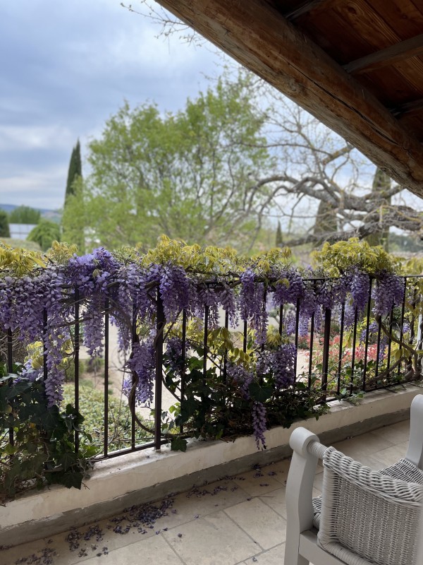 Décoration intérieure d’une magnifique bastide dans le Luberon dans le Sud de la France à Bonnieux : le Mas les Eydins du chef étoilé Christophe Bacquié