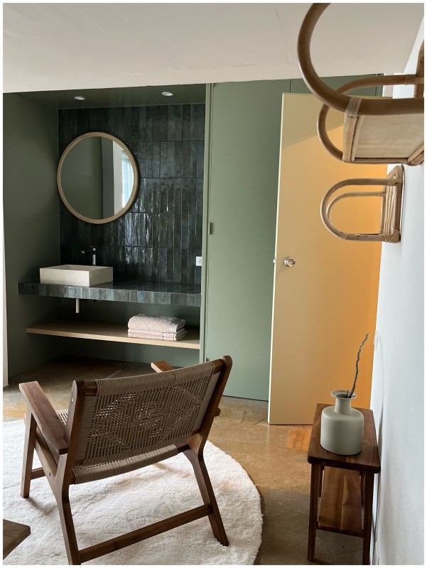 Décoration et rénovation intérieure d’une très belle maison d’architecte à Bormes les Mimosas avec une vue sur la mer impressionnante