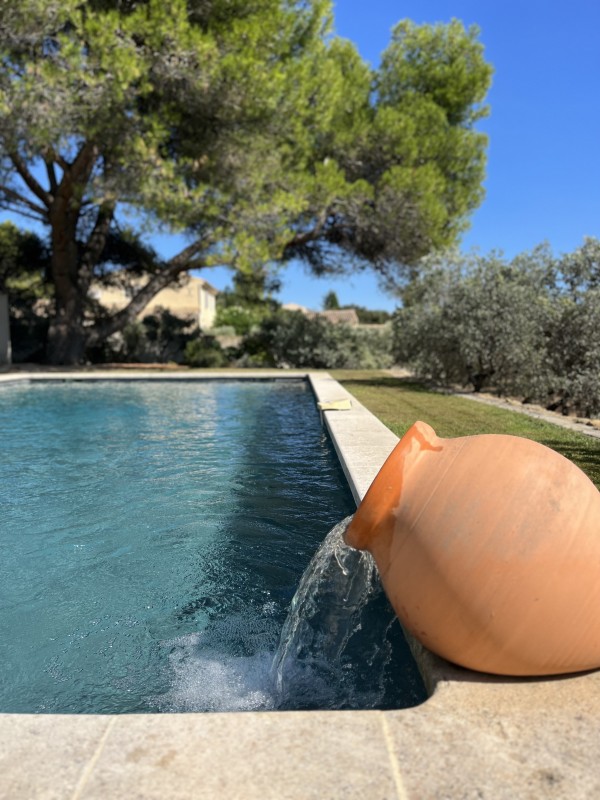 Rénovation intérieure et décoration épurée d'une bastide rénovée dans les Alpilles près de Pélissanne