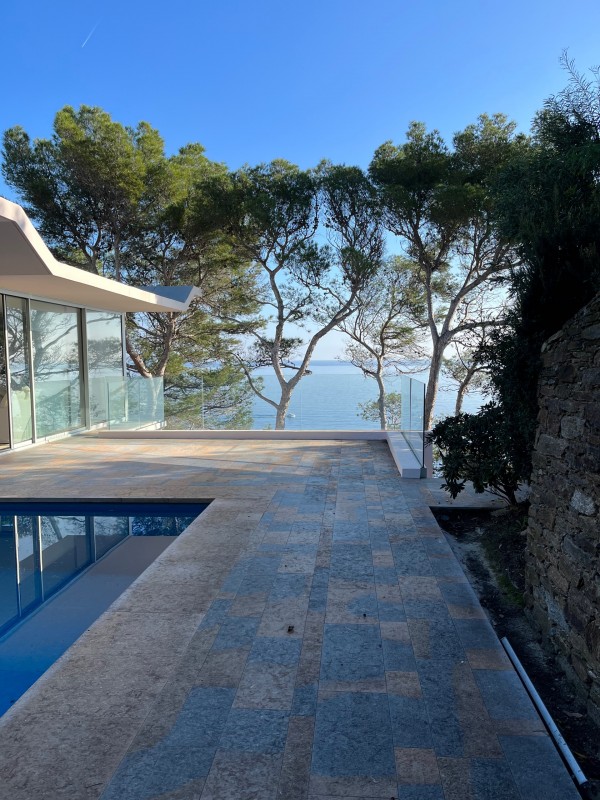 Décoration et rénovation intérieure d’une très belle maison d’architecte à Bormes les Mimosas avec une vue sur la mer impressionnante