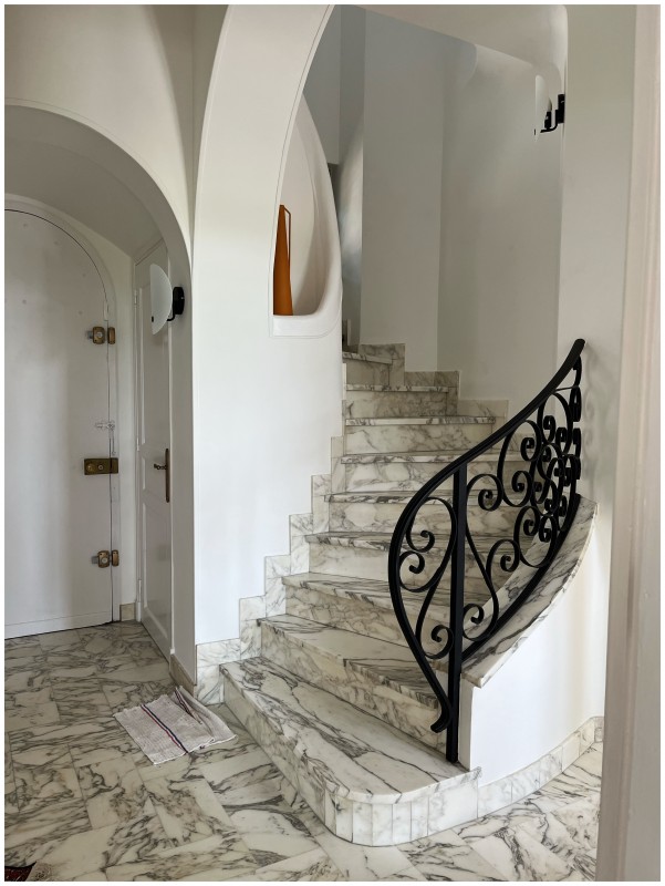 Splendide rénovation et décoration intérieure d’une maison bourgeoise des années 20 à fort potentiel architectural dans le sud de la France