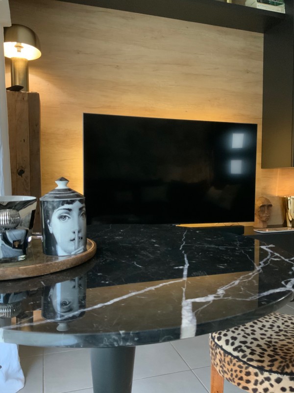 Décoration intérieure  pour cette maison située à Coutheron près d'Aix en Provence: un meuble tv intégré au volume de la maison