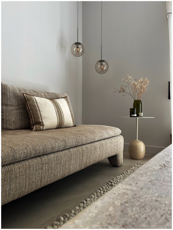 Magnifique rénovation intérieure d'une villa baignée de soleil dans le Sud de la France près de Gréasque à l'esthétique pure et élegante