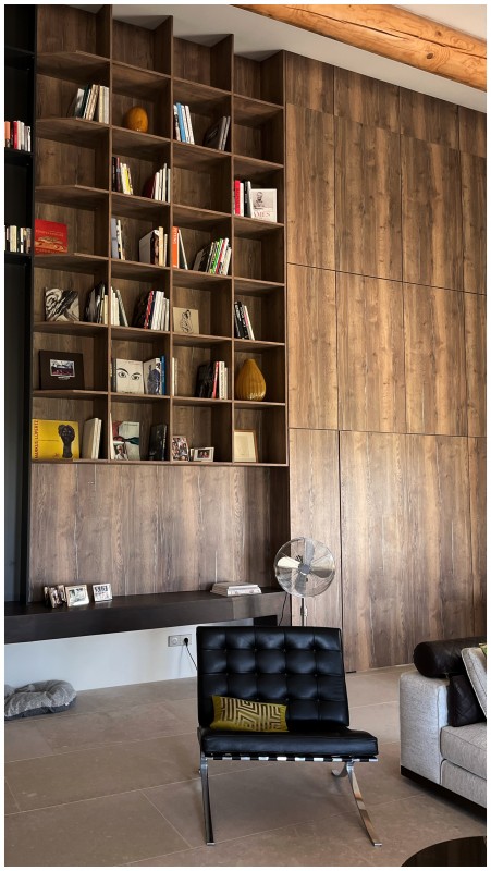 Bastide en pierre et murets en pierre typique de l'architecture provençale du luberon dans le Sud de la France à gordes