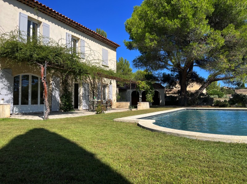 Rénovation intérieure et décoration épurée d'une bastide rénovée dans les Alpilles près de Pélissanne