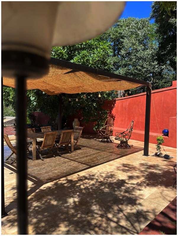 Décoration et rénovation intérieure aux couleurs douces et saturées pour cette maison dans le Sud de la France à Cornillon Confoux