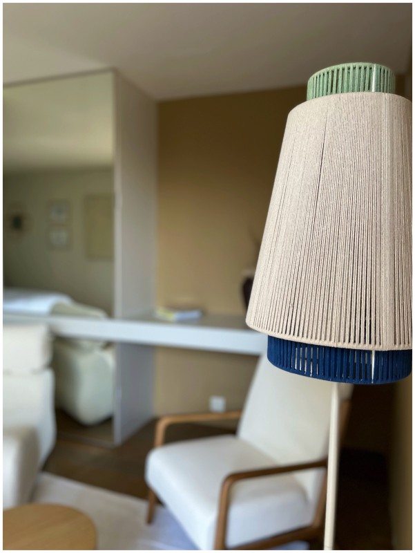 Décoration et rénovation intérieure d’une très belle maison d’architecte à Bormes les Mimosas avec une vue sur la mer impressionnante