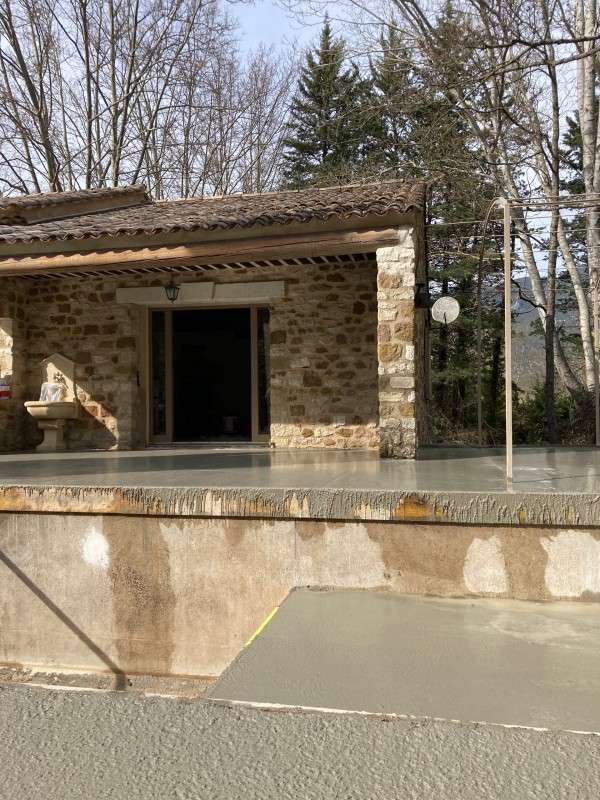 Aménagement d’un jardin dans le Luberon en relation avec la foret environnante du Colorado provençal à Rustrel