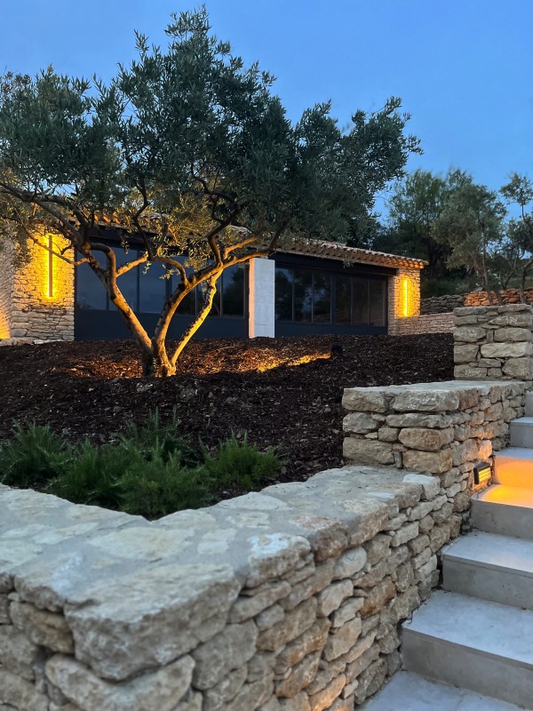 Une bastide entièrement aménagée et décorée par l’agence d’architecture d’intérieur située à Aix en Provence et à Rustrel