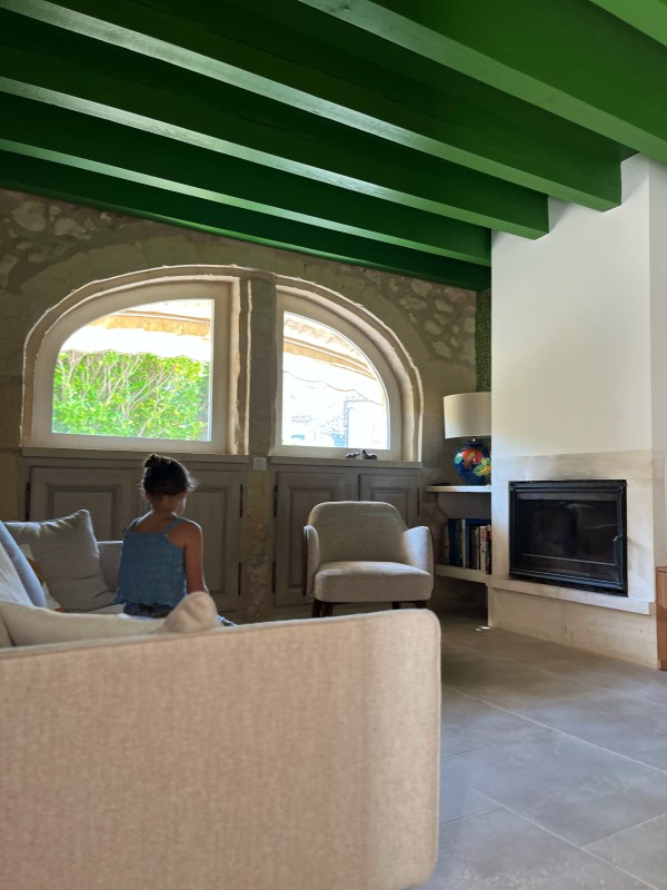 Rénovation et décoration intérieure d'une bastide à fort caractère architectural dans les Alpilles à Fontvieille