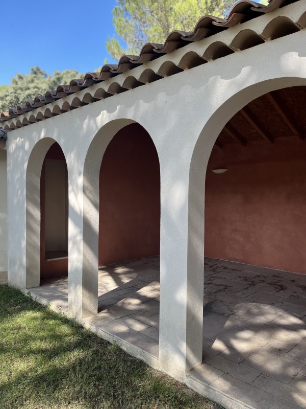 Rénovation intérieure et décoration épurée d'une bastide rénovée dans les Alpilles près de Pélissanne