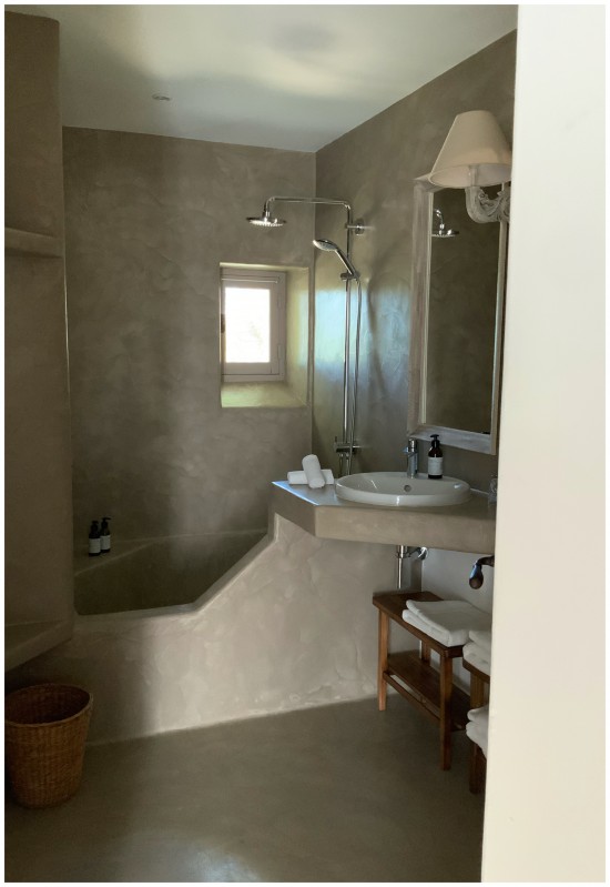 Décoration intérieure d’une magnifique bastide dans le Luberon dans le Sud de la France à Bonnieux : le Mas les Eydins du chef étoilé Christophe Bacquié