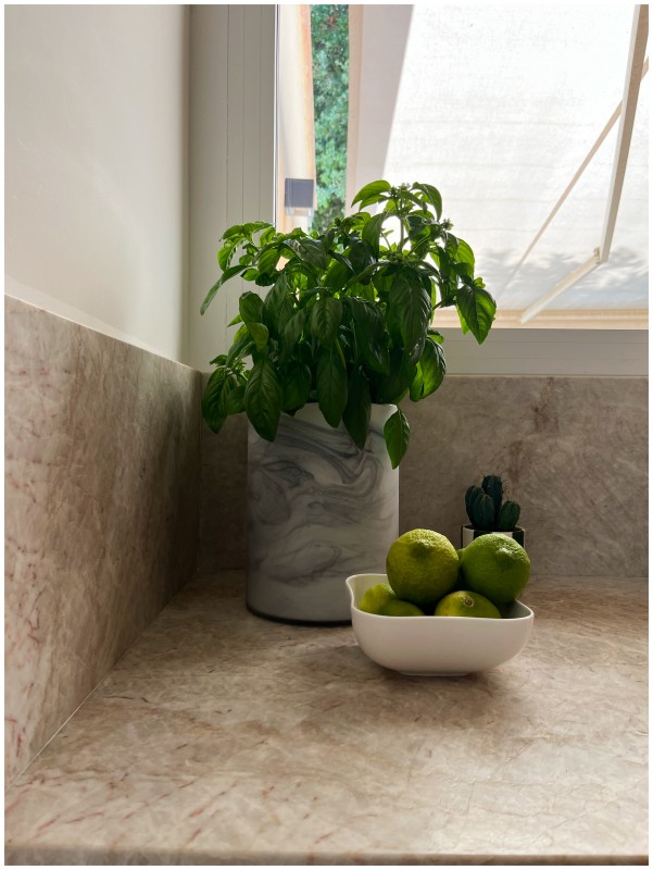 Magnifique rénovation intérieure d'une villa baignée de soleil dans le Sud de la France près de Gréasque à l'esthétique pure et élegante