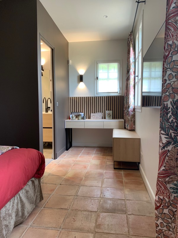 Une chambre d’amis complètement repensée avec une salle de bain sur mesure