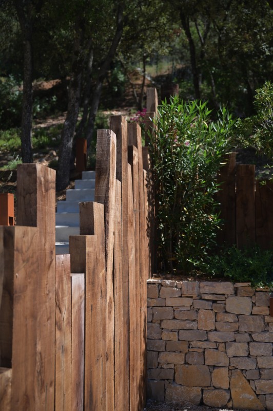 L' aménagement d'un jardin provençal aux formes courbes et rythmées inspiré des tableaux de Cézanne et de Picasso à Vauvenargues en pleine Provence