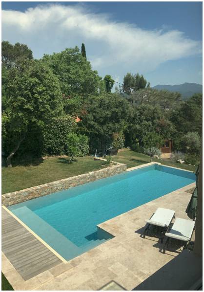 Création d'une piscine à débordement en pierre et avec des murets de pierres sèches à Bouc bel air dans le Sud de la France
