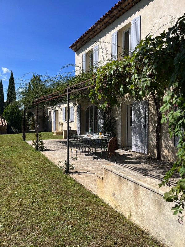 Rénovation intérieure et décoration épurée d'une bastide rénovée dans les Alpilles près de Pélissanne