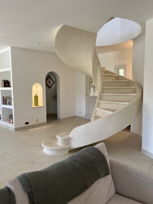 Rénovation intérieure et décoration épurée d'une bastide rénovée dans les Alpilles près de Pélissanne