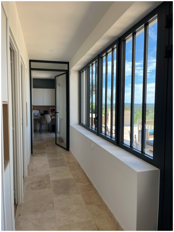 Décoration et rénovation intérieure aux couleurs douces et saturées pour cette maison dans le Sud de la France à Cornillon Confoux