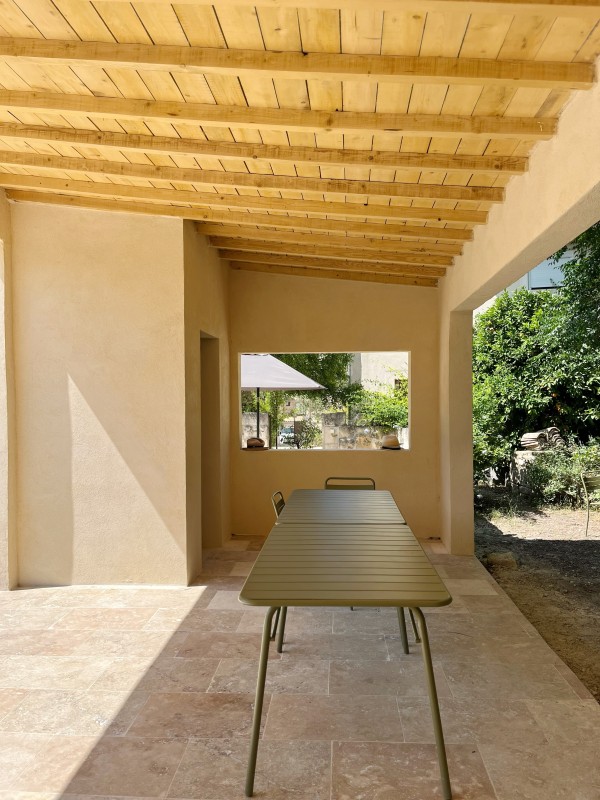 Rénovation et décoration intérieure d'une bastide à fort caractère architectural dans les Alpilles à Fontvieille