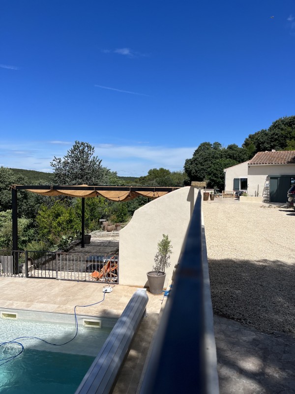 Décoration et rénovation intérieure aux couleurs douces et saturées pour cette maison dans le Sud de la France à Cornillon Confoux