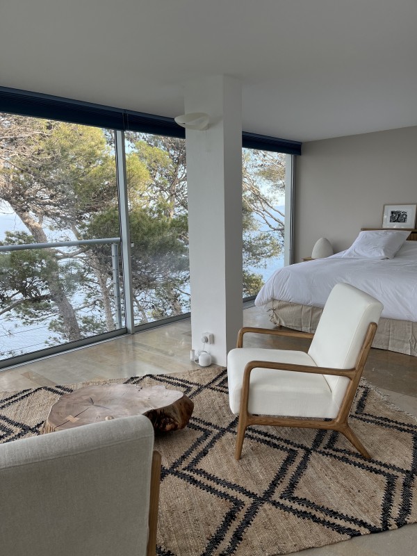 Une maison en bordure de mer à rénover entièrement avec une décoration lui donnant un ADN artistique impressionnant