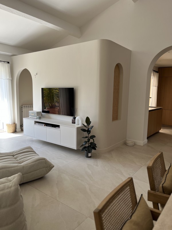 Magnifique rénovation intérieure d'une villa baignée de soleil dans le Sud de la France près de Gréasque à l'esthétique pure et élegante