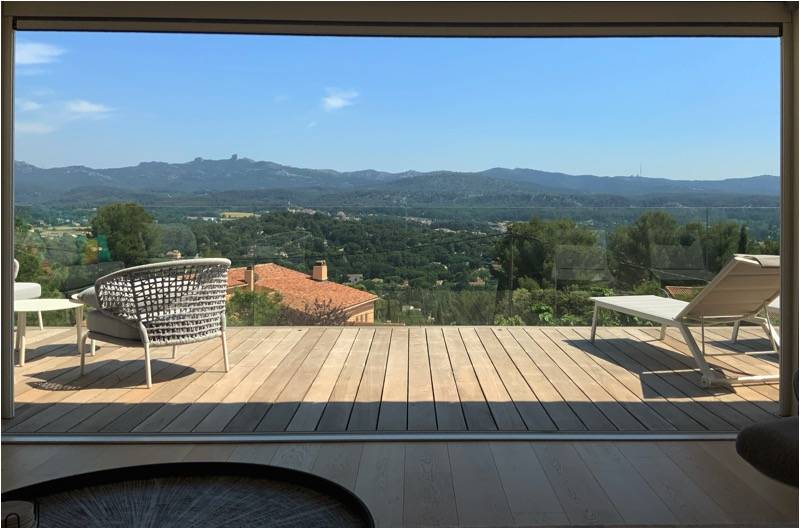 Création d'une piscine à débordement en pierre et avec des murets de pierres sèches à Bouc bel air dans le Sud de la France