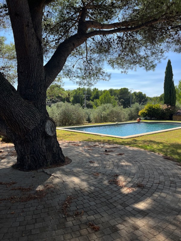 Rénovation intérieure et décoration épurée d'une bastide rénovée dans les Alpilles près de Pélissanne