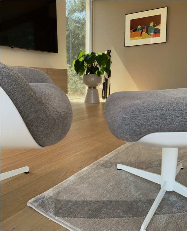 Création d'une piscine à débordement en pierre et avec des murets de pierres sèches à Bouc bel air dans le Sud de la France