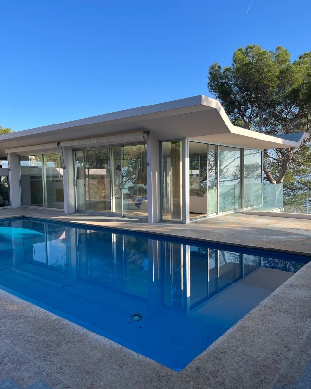 Décoration et rénovation intérieure d’une très belle maison d’architecte à Bormes les Mimosas avec une vue sur la mer impressionnante
