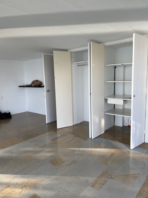 Une maison en bordure de mer à rénover entièrement avec une décoration lui donnant un ADN artistique impressionnant