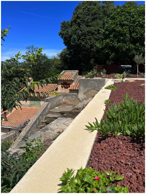 Décoration et rénovation intérieure aux couleurs douces et saturées pour cette maison dans le Sud de la France à Cornillon Confoux
