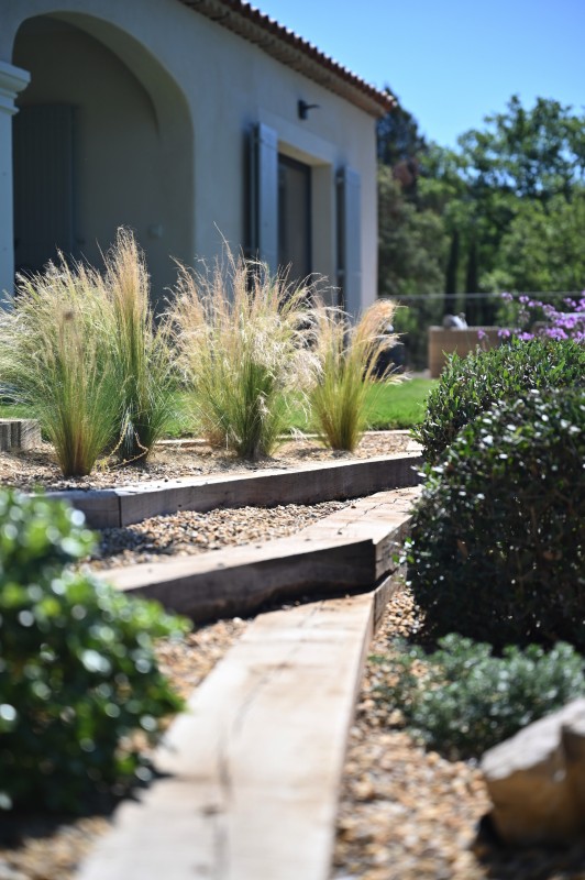L' aménagement d'un jardin provençal aux formes courbes et rythmées inspiré des tableaux de Cézanne et de Picasso à Vauvenargues en pleine Provence