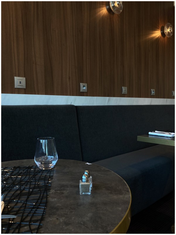 Rénovation intérieure et décoration d'intérieur d'un restaurant d'hôtel de luxe dans le Sud de La France