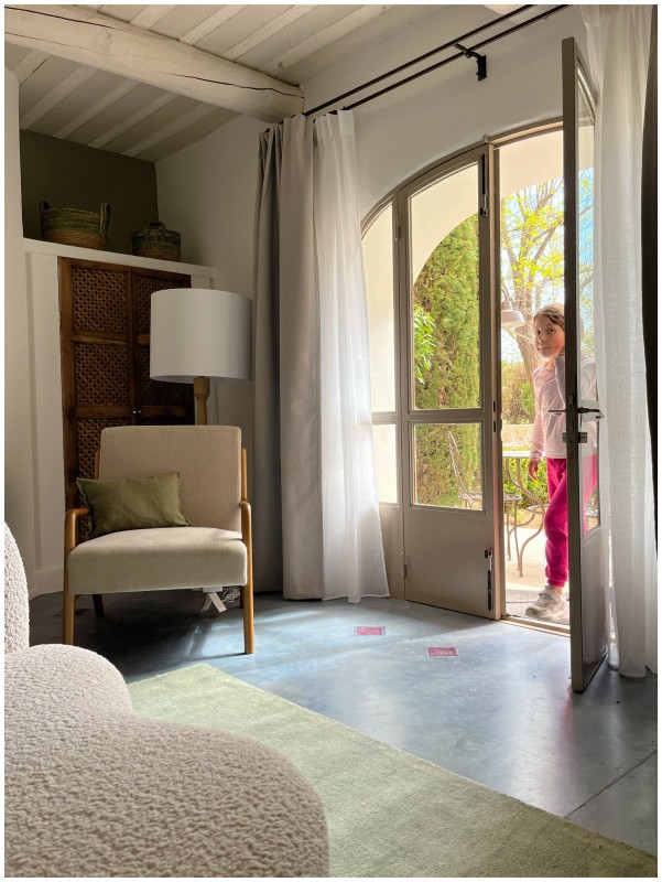 Décoration intérieure d’une magnifique bastide dans le Luberon dans le Sud de la France à Bonnieux : le Mas les Eydins du chef étoilé Christophe Bacquié