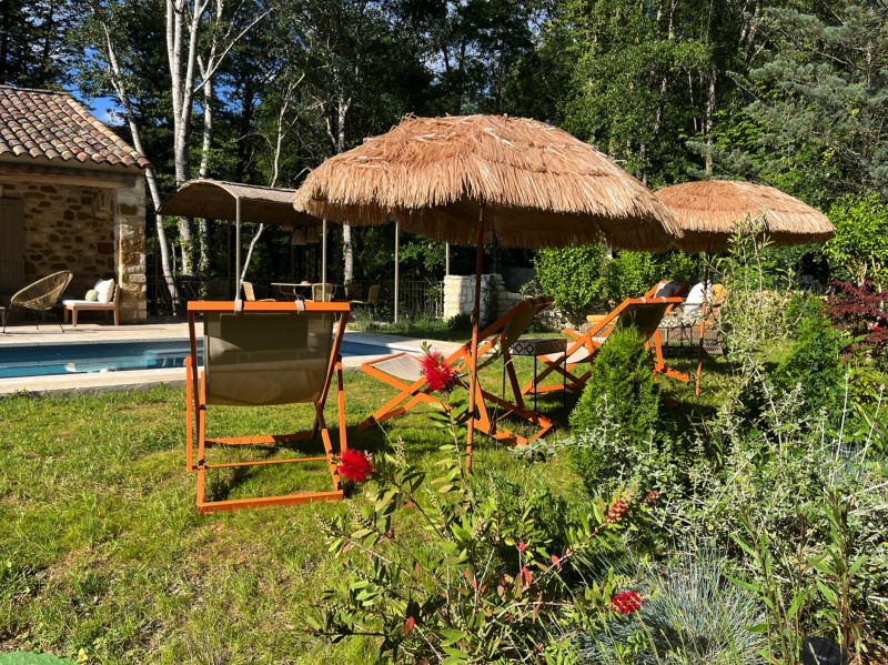Aménagement d’un jardin dans le Luberon en relation avec la foret environnante du Colorado provençal à Rustrel