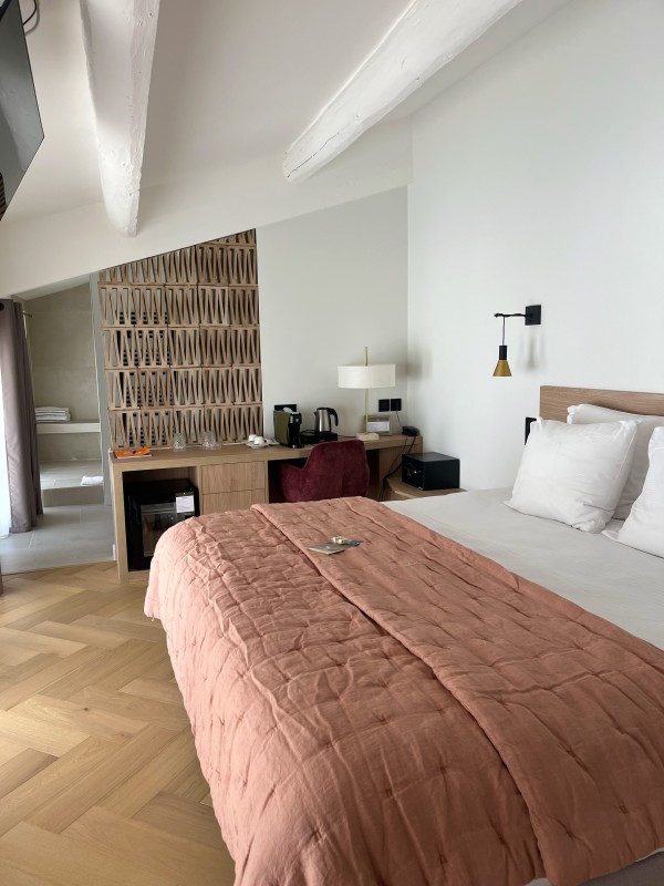 Rénovation et décoration intérieure d'un hôtel 4 étoiles et d'un restaurant étoilé en Drôme Provençale à Malataverne