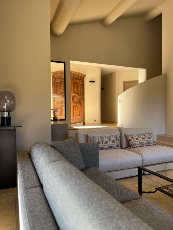 Rénovation et décoration d'une bastide contemporaine en Provence avec vue sur la Sainte Victoire.