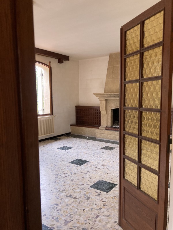 Une rénovation intérieure et extérieure pour cette maison dans le sud de la France située dans un petit village pittoresque de Provence